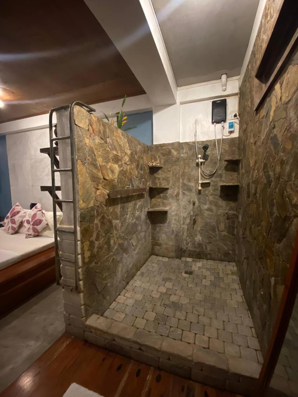 Stone Creek House Bed & Breakfast Romblon Luaran gambar