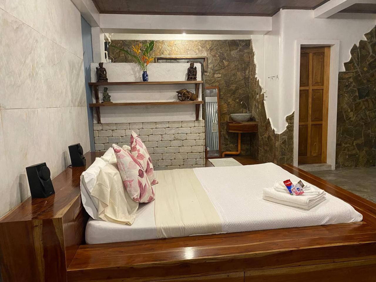 Stone Creek House Bed & Breakfast Romblon Luaran gambar